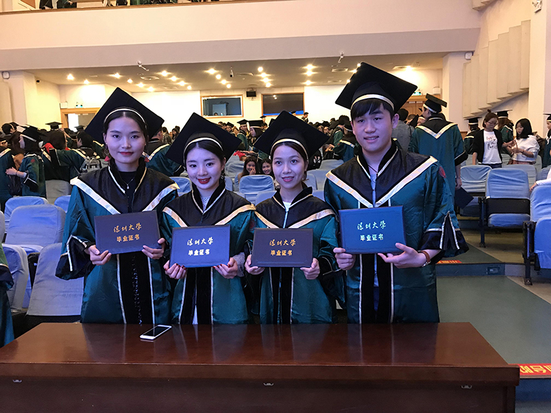 深圳大学应届毕业生合影